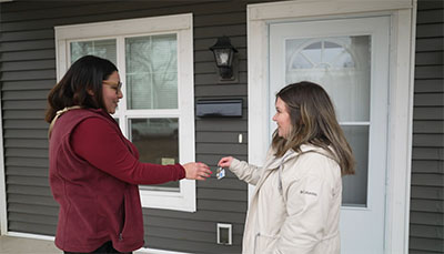 Abbey Stemple handing keys to Erica Enciso